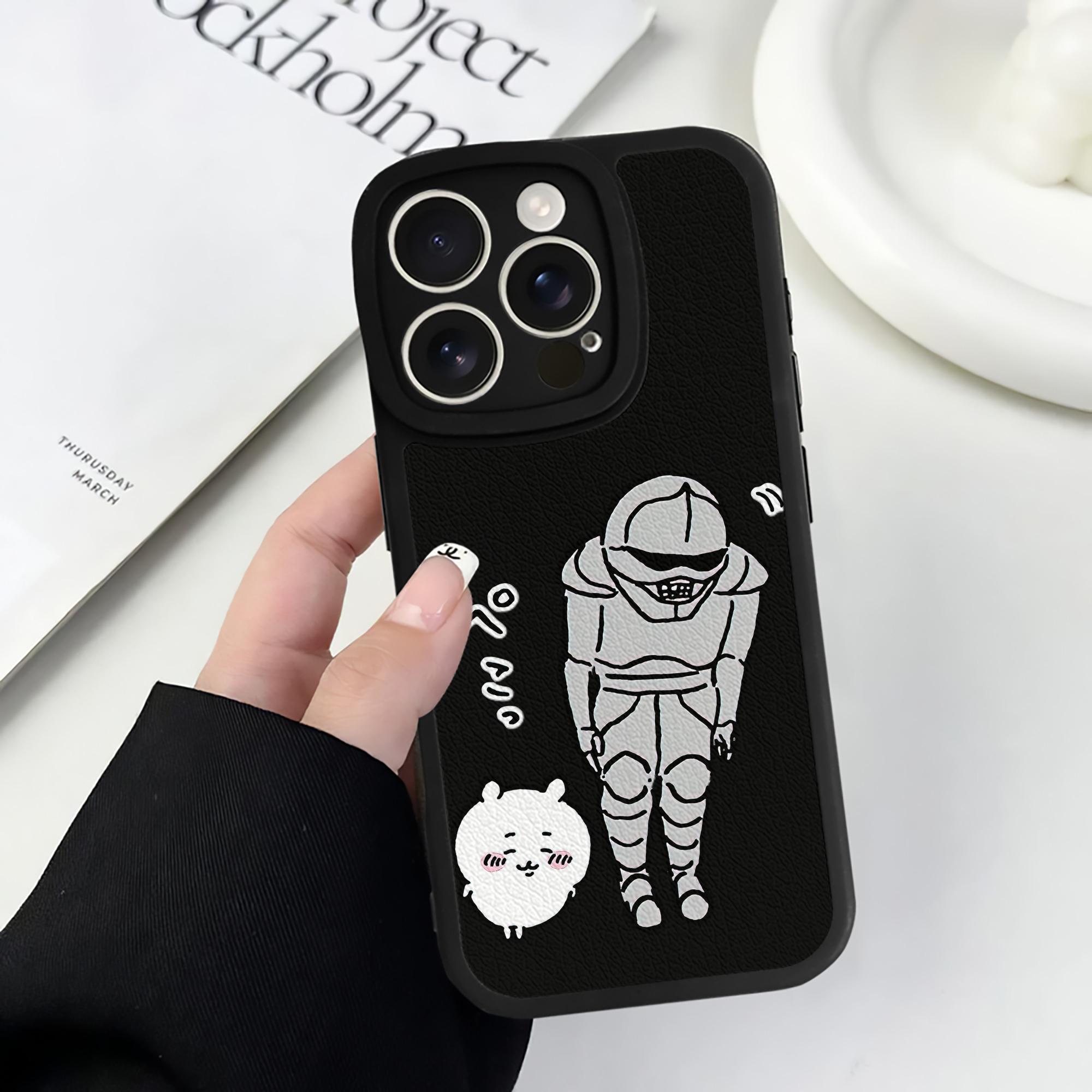 （画像用） ちいかわ 労働の鎧さん Chii-kawa Mr. Armor of Labor 【iPhone 16シリーズ対応】シリコンスマホケース（レザー調） 材質：シリコン
